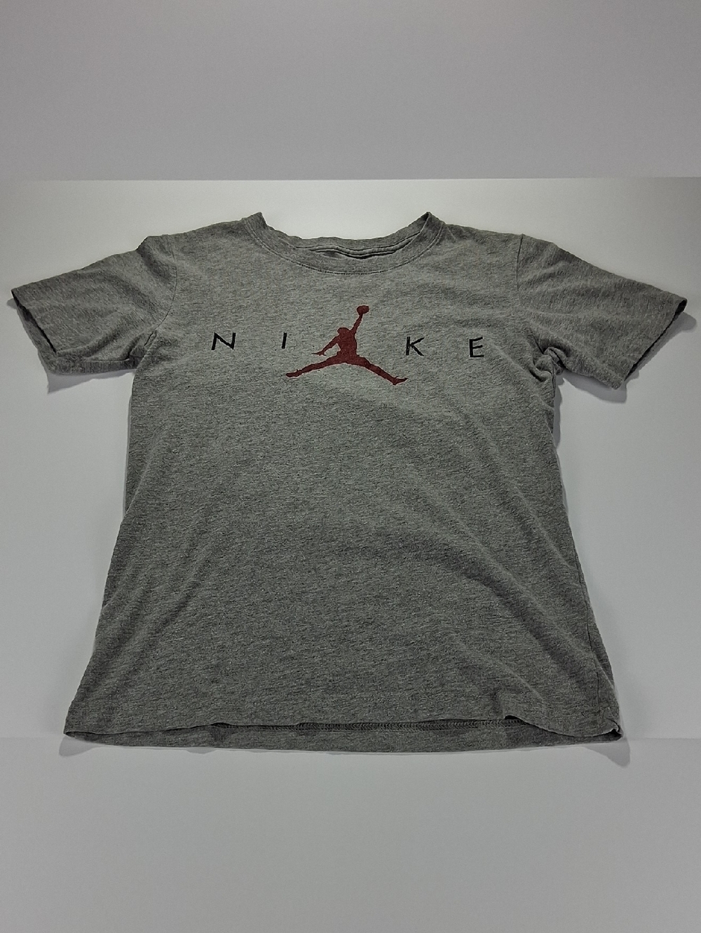 Boys Nike Tee Shirt Size Medium Heather Gray With Center Basketball Logo